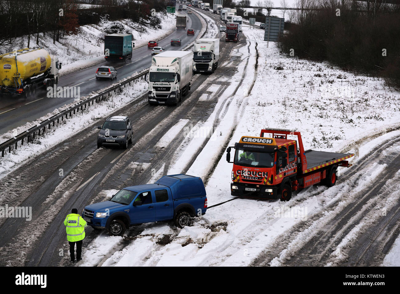 Un camion de récupération est resté coincé après avoir été à l'aide de camions bloqués sur l'A14 dans la région de Northampton après l'hiver ont balayé le pays. Banque D'Images