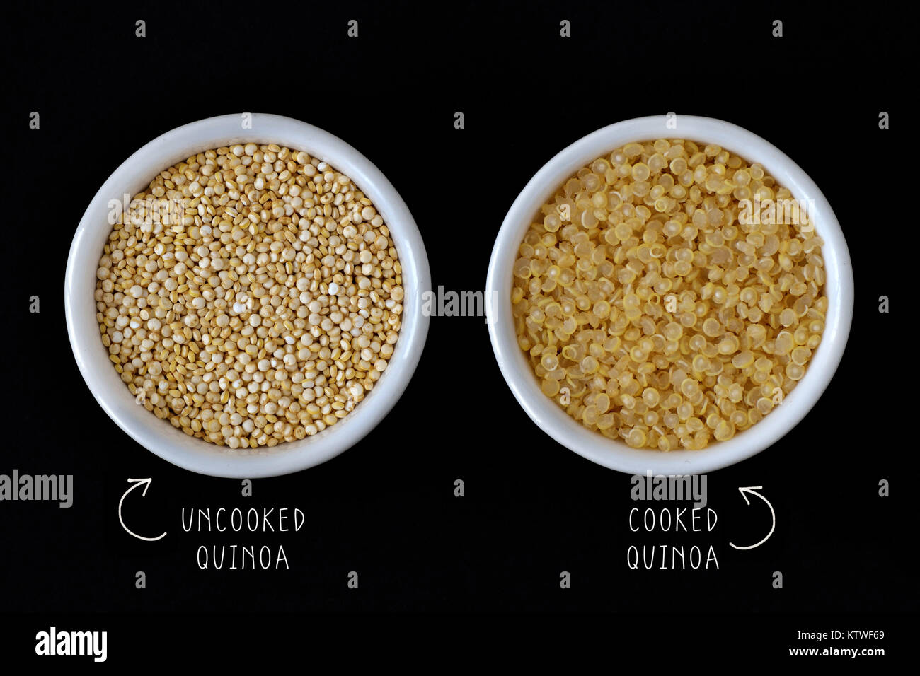 Crus et cuits dans un bol de quinoa sur fond noir Banque D'Images