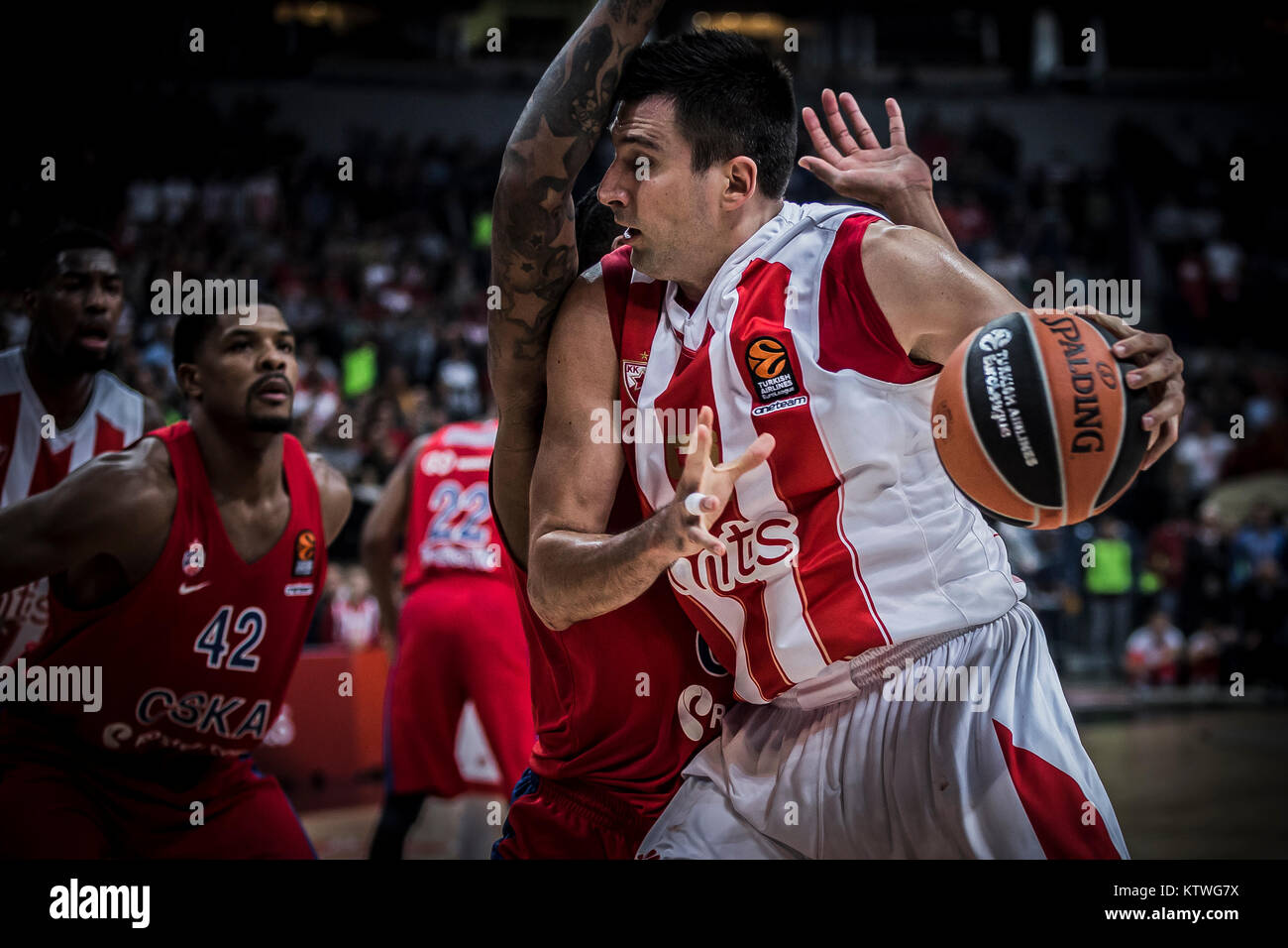 L'avant est de Clyburn CSKA Moscou essaie de bloquer Center Milko Bjelica de stade Crvena Zvezda Belgrade mts pendant le match Banque D'Images