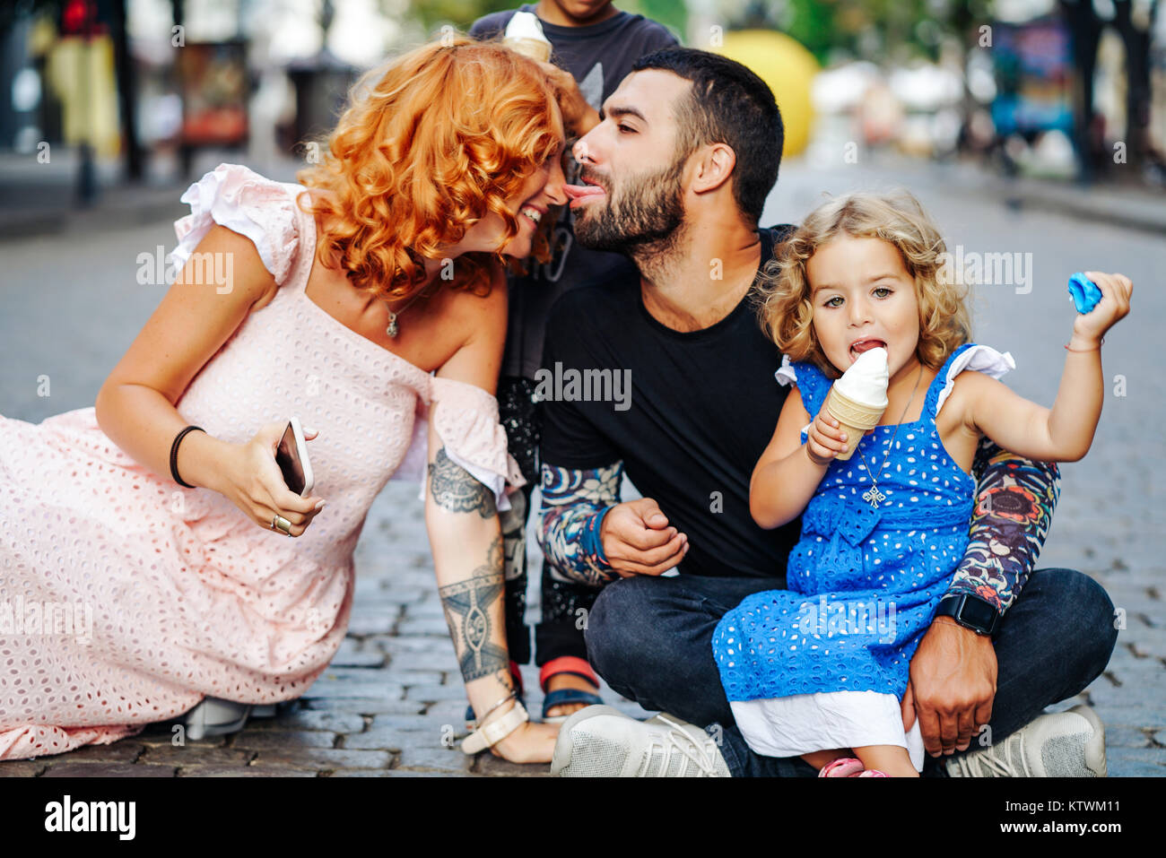 Beau jeune famille avec de la crème glacée Banque D'Images