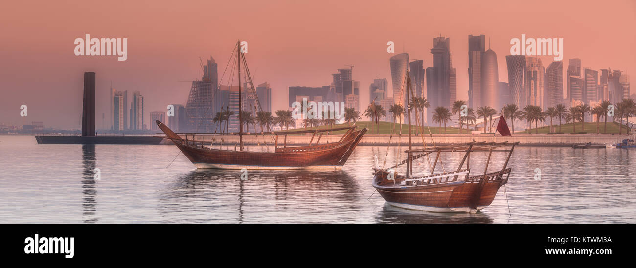 Bateaux Dhow traditionnel arabe à Doha, Qatar Harbour Banque D'Images