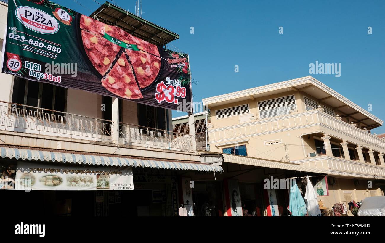 Pizza commerciale signe sur l'architecture coloniale française authentique structures bâtiment Art déco Battambang Cambodge Asie du sud-est Banque D'Images