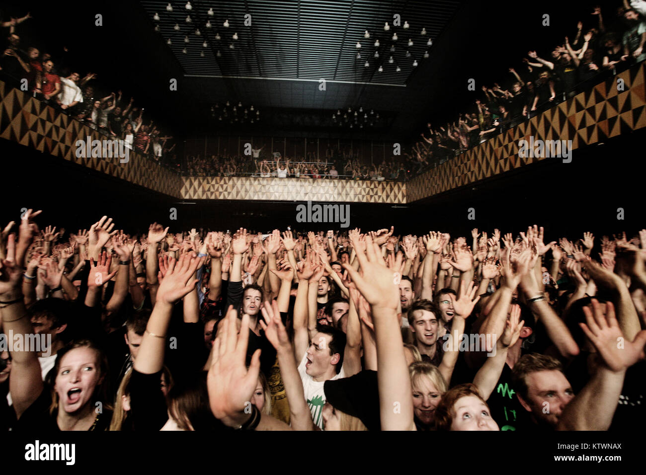 L'un des concert traditionnel règles quand vous allez à un hip-hop et de rap concert est la mettez vos mains en l'air comme ici à un concert sold out à Vega de Copenhage, 2009. Banque D'Images