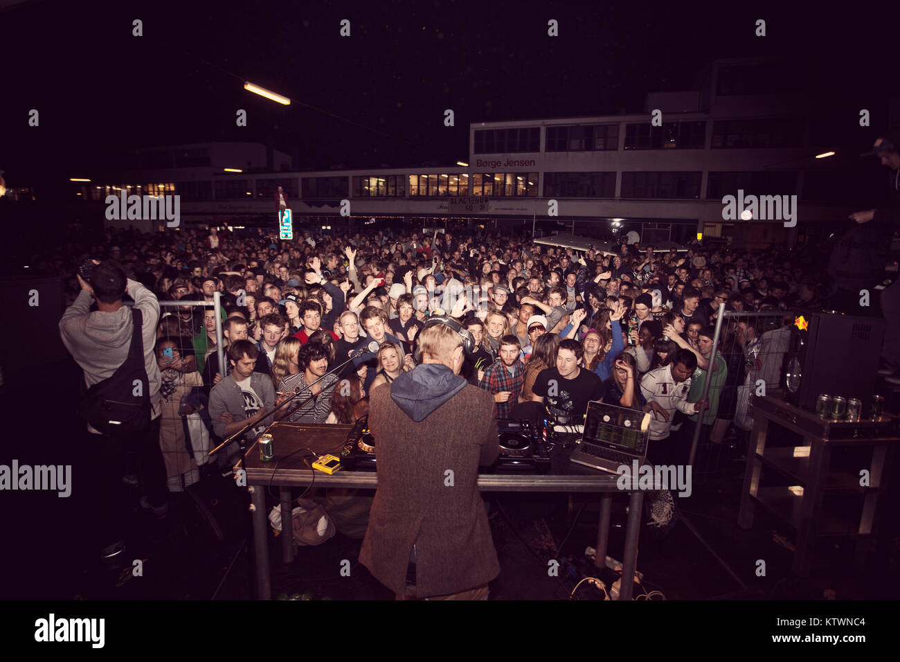 Des milliers de personnes se sont réunies à une énorme rave party à Copenhague, dans le Meat Packing District. Le dj et producteur de musique électronique Diplo effectuait un dj-set. Danemark 2011. Banque D'Images