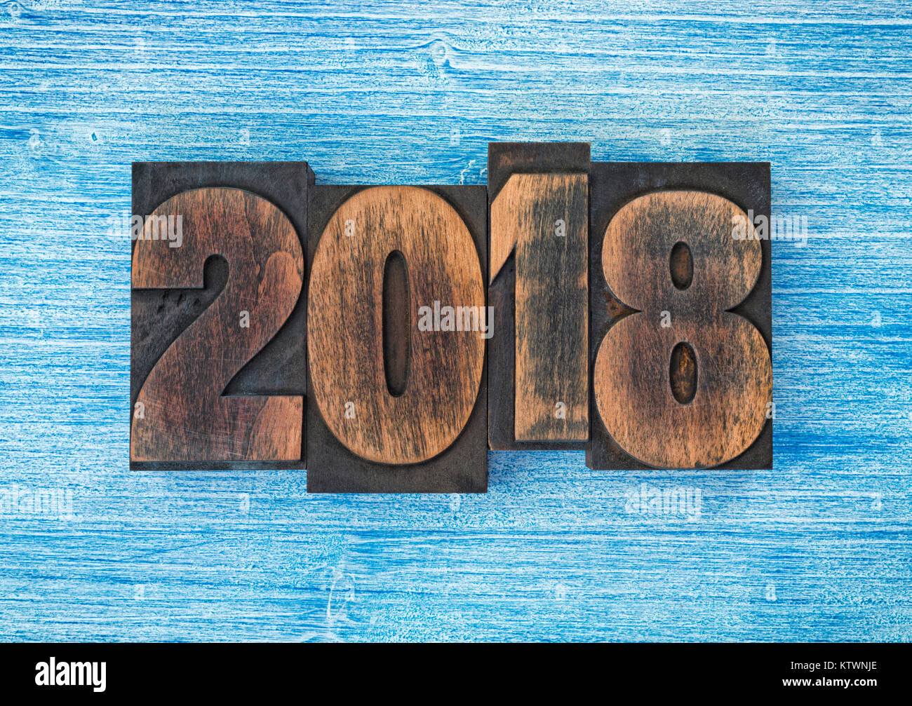 Jeu de l'année 2018 avec la typographie vintage sur des blocs en bois peint bleu Banque D'Images