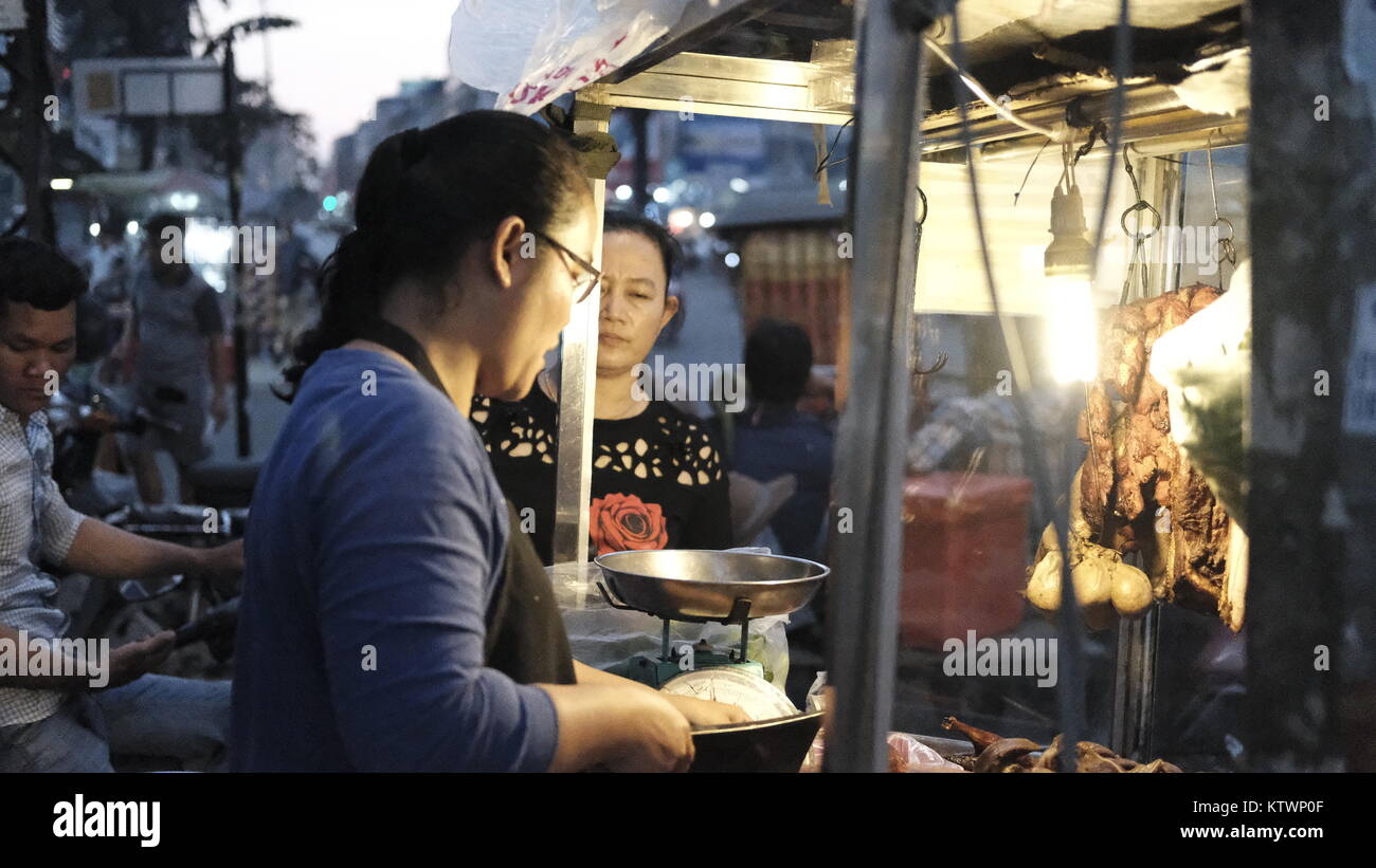 Les gens à la rue des stands de nourriture sur l'Oknha Tep Phan Street 182 Phnom Penh, Cambodge Banque D'Images