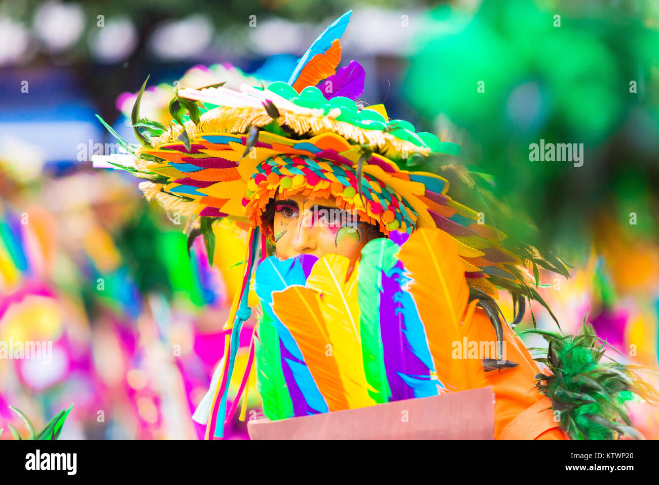 Badajoz, Espagne, dimanche. Février.26. 2017 participants en costumes colorés prendre part dans le défilé du carnaval à Badajoz 2017 Banque D'Images