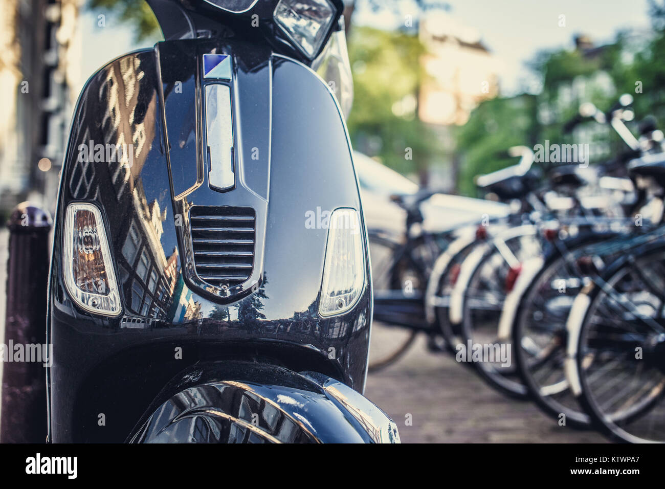Scooter bleu sur la ville. Banque D'Images