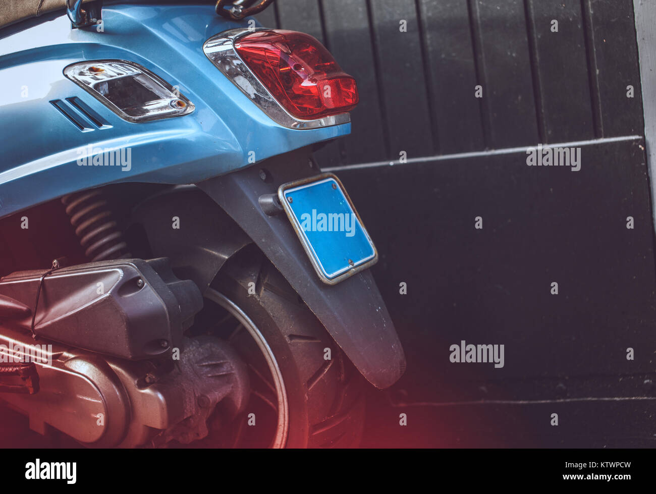 La partie arrière du scooter bleu. Banque D'Images