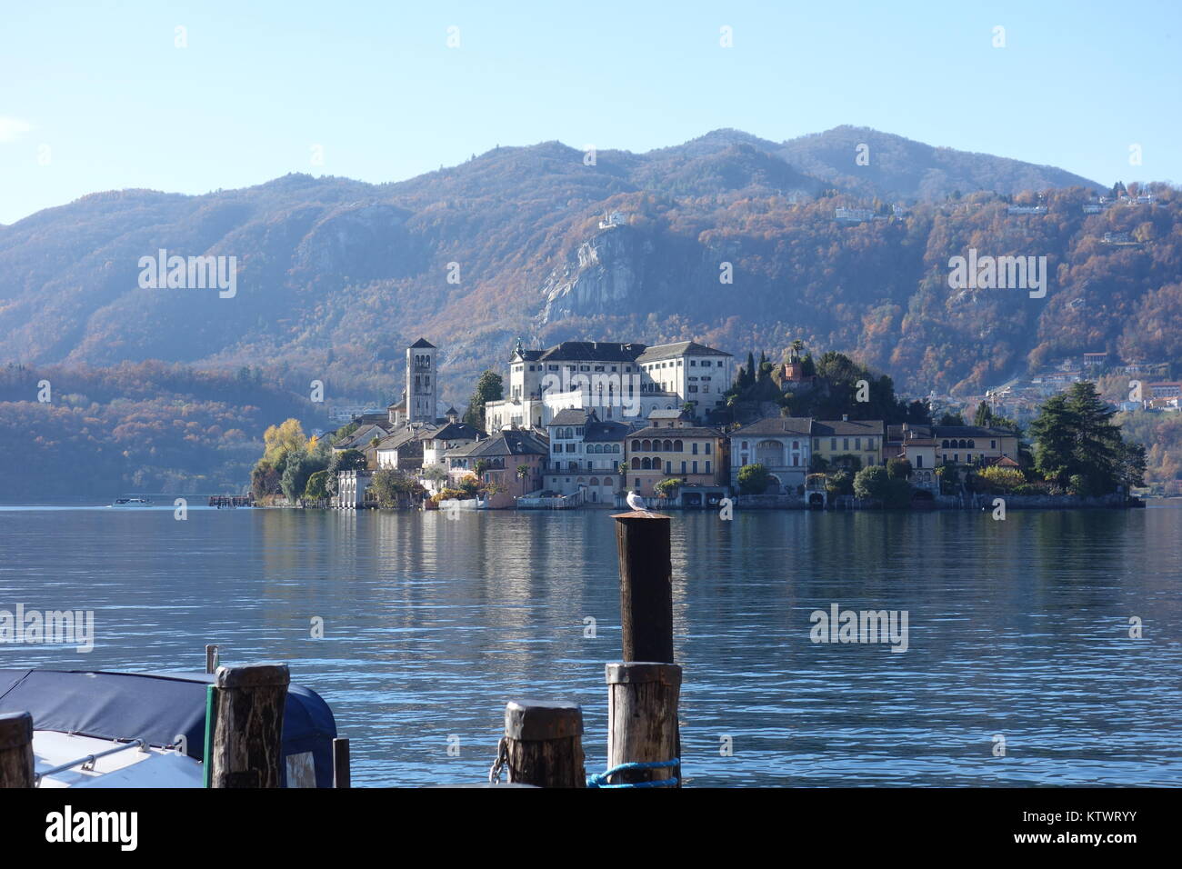 Orta San Giulio Island dans le lac d'Orta, Piémont, Italie Banque D'Images