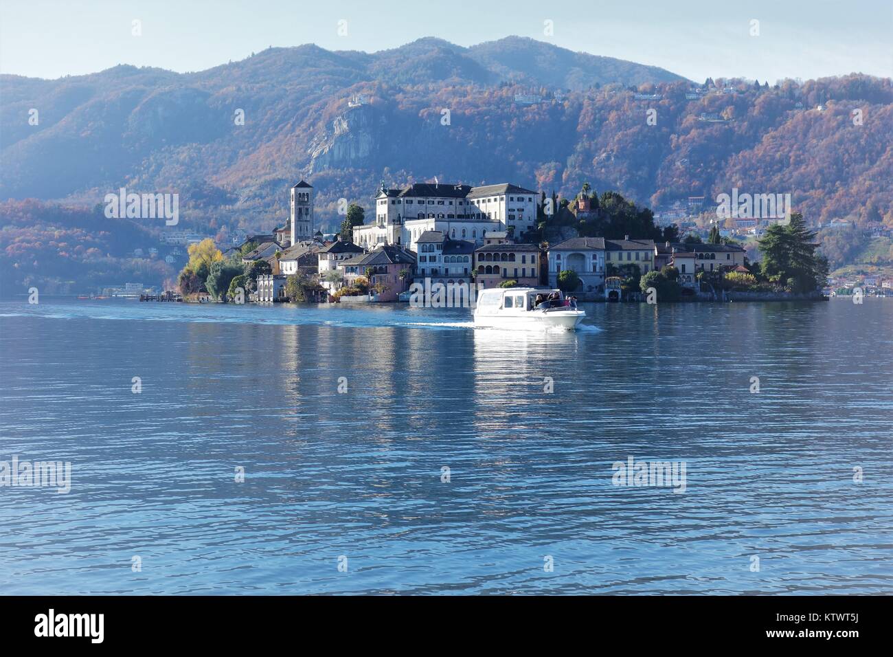 Excursion en bateau dans le lac d'Orta, au nord de l'Italie aux couleurs de l'automne Banque D'Images