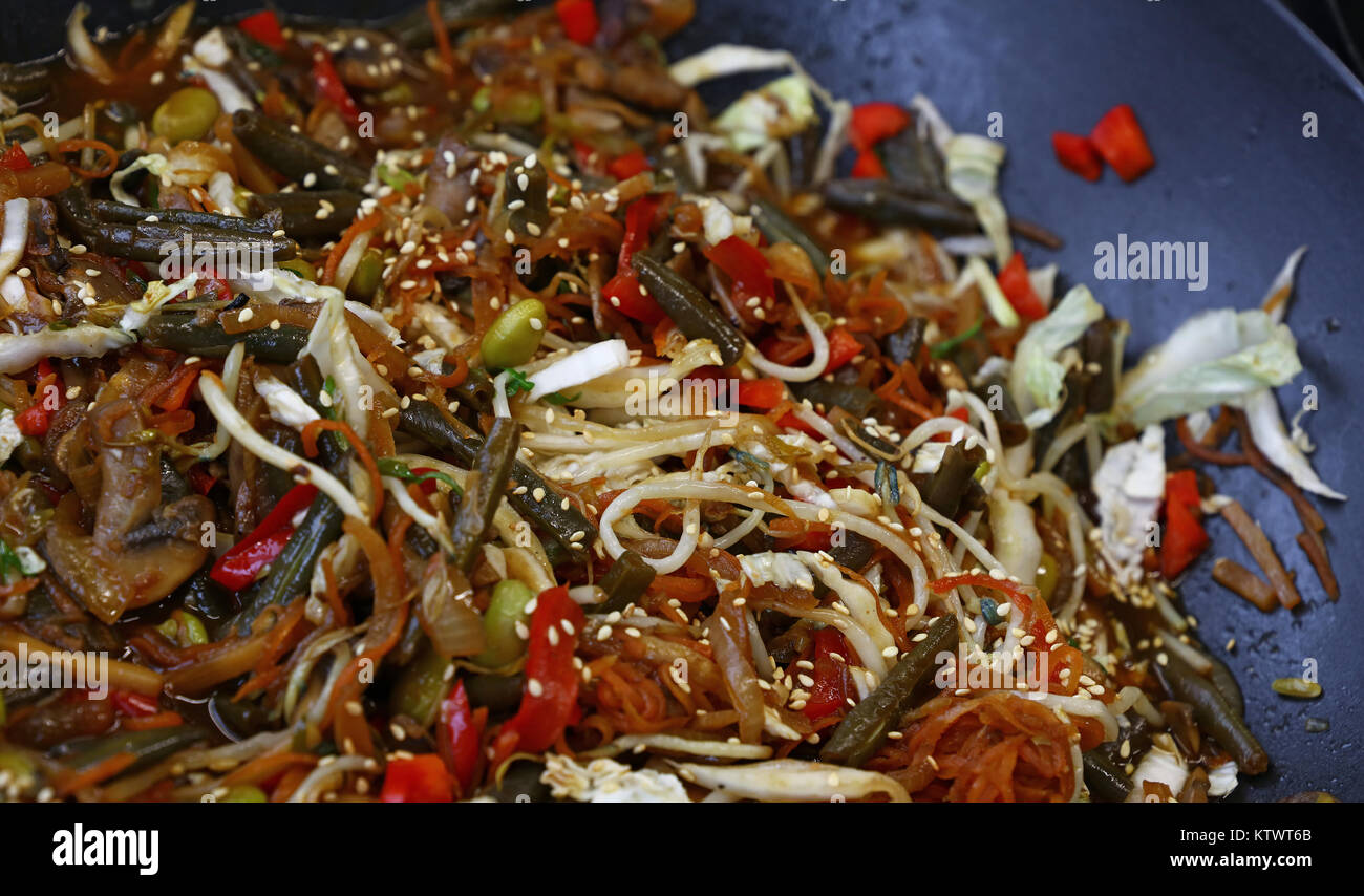 Repas traditionnel asiatique de légumes sautées au wok pan, Close up, high angle view Banque D'Images