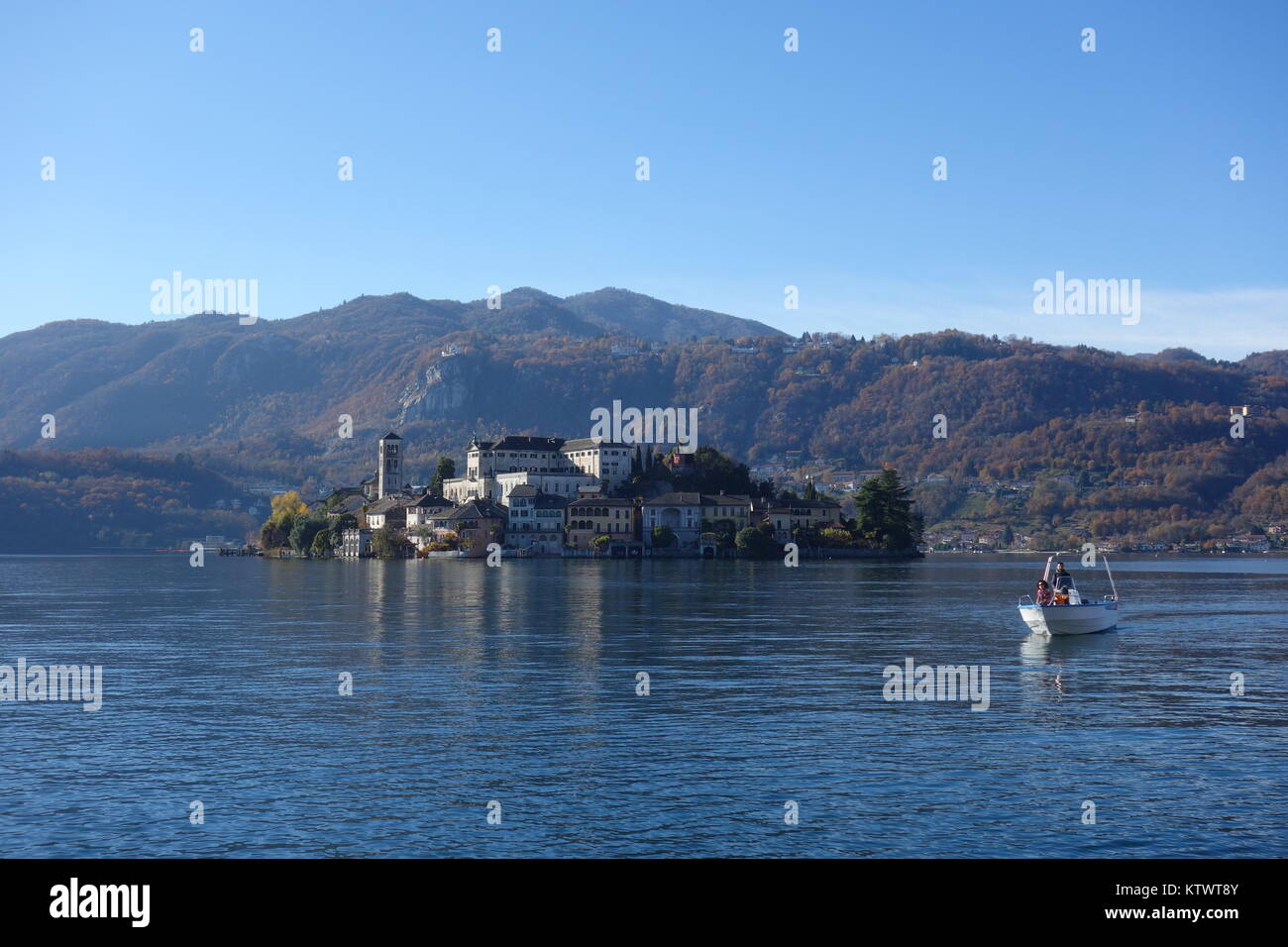 Excursion en bateau dans le lac d'Orta, au nord de l'Italie aux couleurs de l'automne Banque D'Images