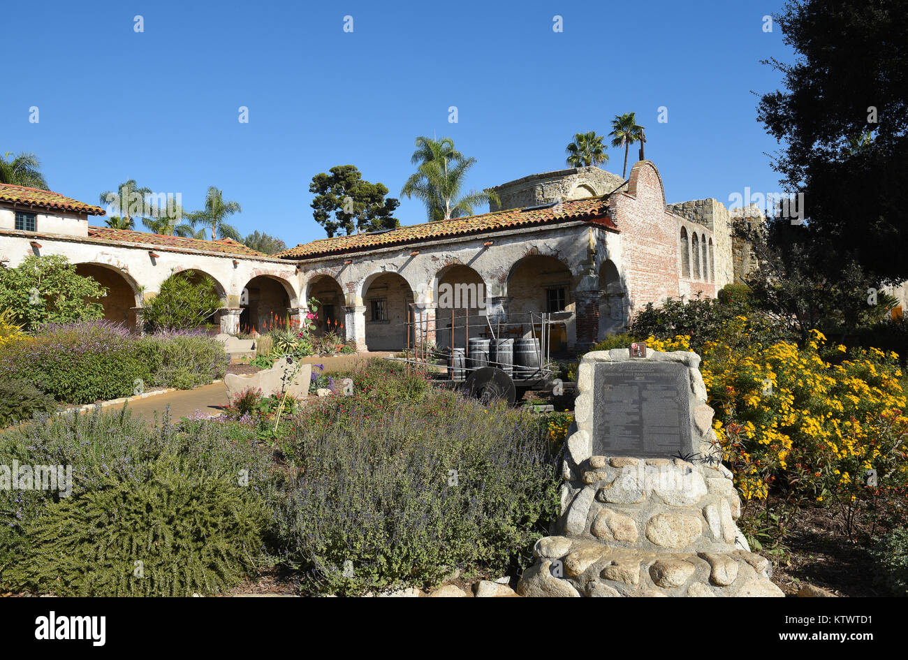 San Juan Capistrano, CA - 1 décembre 2017 : Plaque à la mission historique de San Juan Capistrano en Californie du Sud, fondée en 1776. Banque D'Images