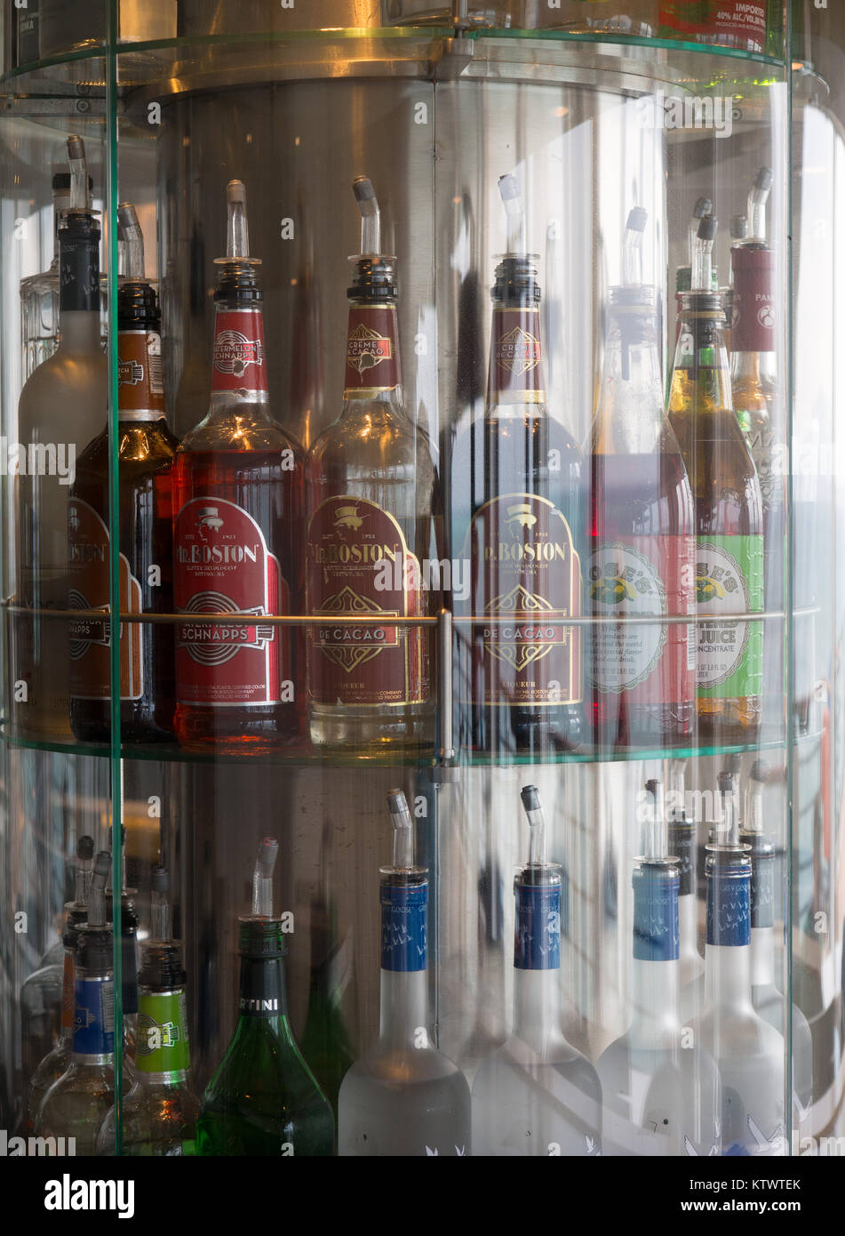 Les bouteilles d'alcool dans une armoire Photo Stock - Alamy