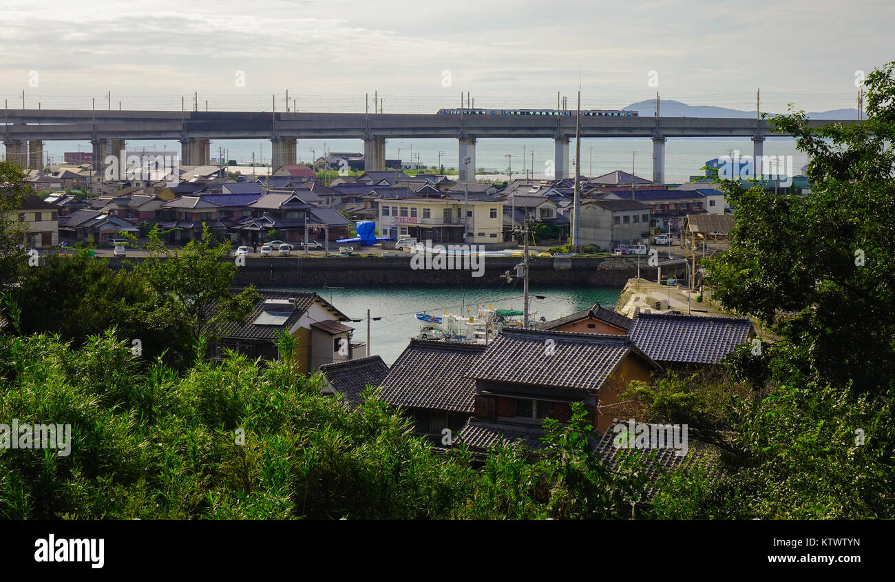 Sakaide, Japon Oct 5, 2017. Maisons en bois au bord de la mer, village de Sakaide, au Japon. Sakaide (Sakaide-shi) est une ville de préfecture de Kagawa, Japa Banque D'Images