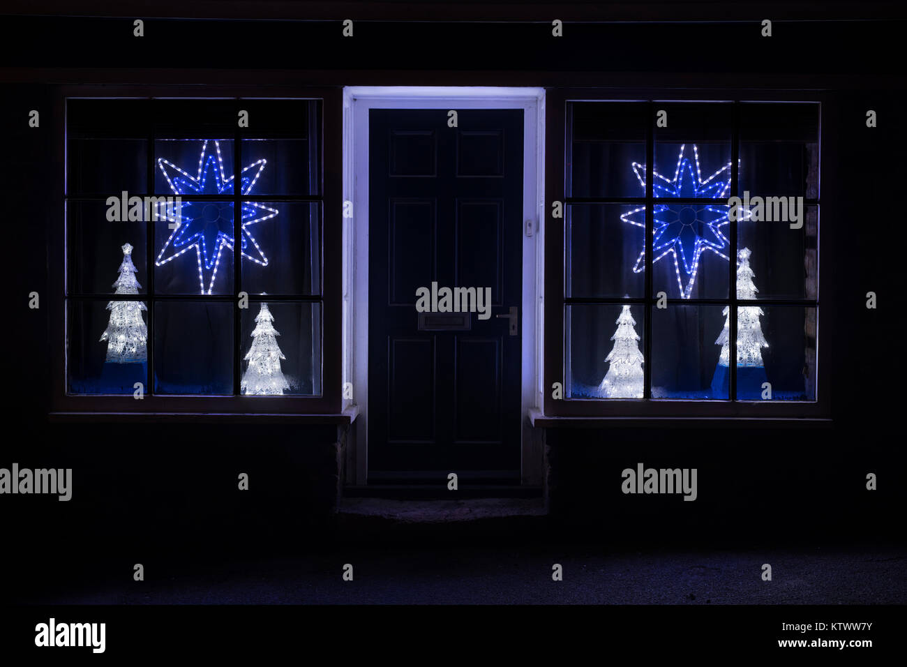 Décorations de Noël dans une maison fenêtre dans Kings Sutton, Northamptonshire, Angleterre Banque D'Images