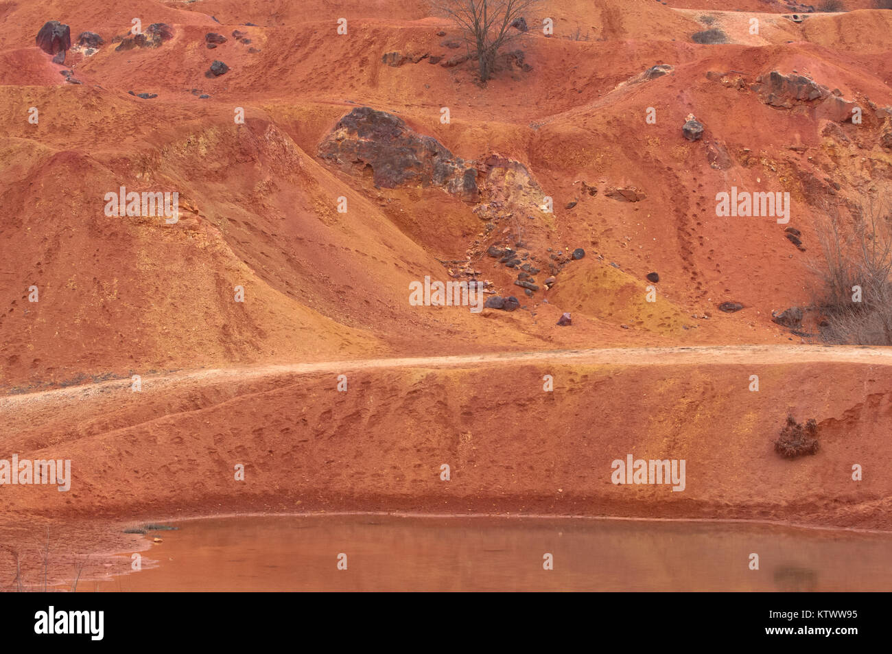 Mine de bauxite, matière première de la bauxite altérés en surface de roche sédimentaire Banque D'Images