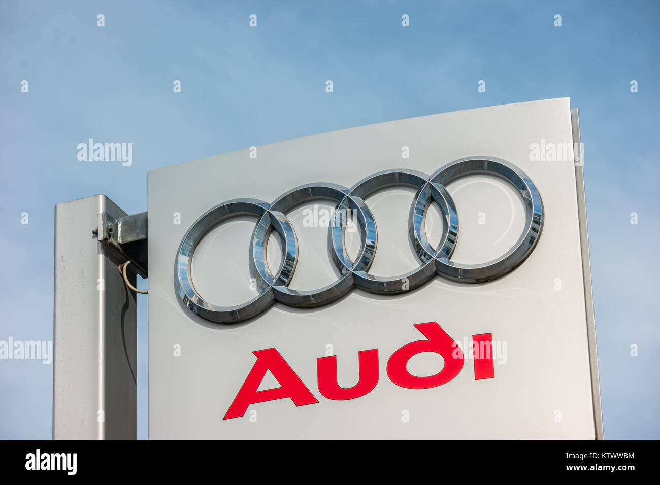 Concession Audi logo contre le ciel bleu. Audi est un constructeur automobile allemand qui conçoit, produit, commercialise et distribue des automobiles de luxe Banque D'Images