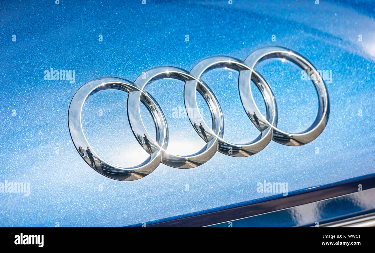 Audi emblème sur une voiture bleue. Audi est un constructeur automobile allemand qui conçoit, produit, commercialise et distribue des automobiles de luxe Banque D'Images