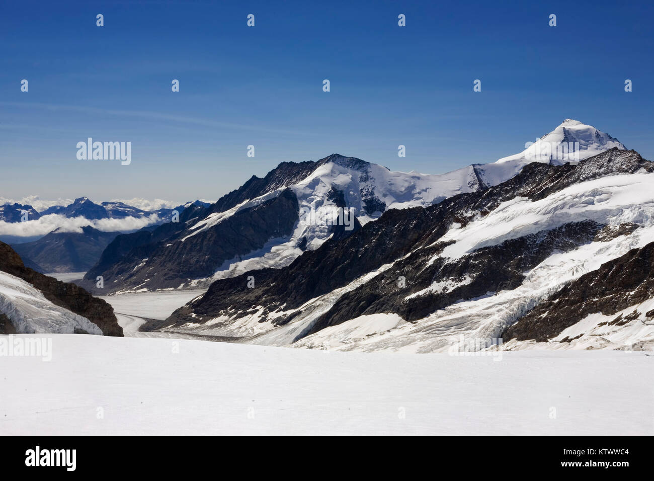 Le glacier d'Aletsch et au-delà, Konkordiaplatz et le Dreieckhorn, avec l'Aletschhorn plus haute sur la droite Banque D'Images