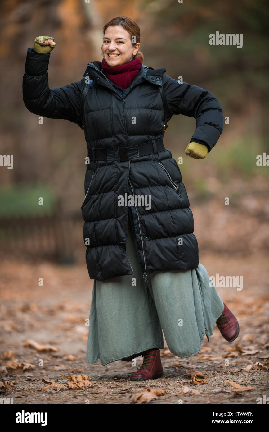 Prêt à tout... Woman Outdoor coups en hiver, parc Banque D'Images