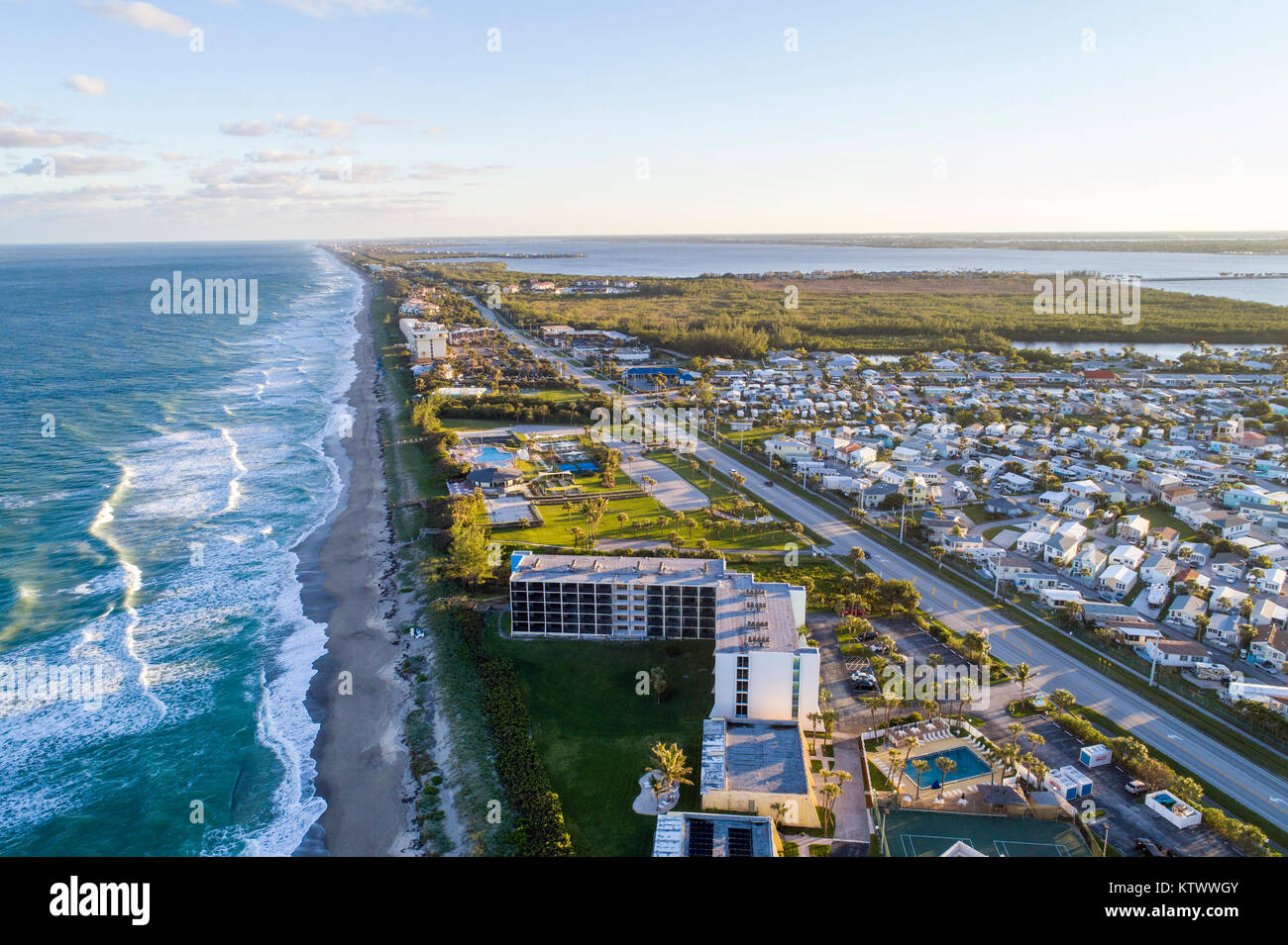 Florida Hutchinson Barrier Island, Jensen Beach, barrière île, océan Atlantique, vagues de surf d'eau, appartement en copropriété en hauteur appartements b Banque D'Images