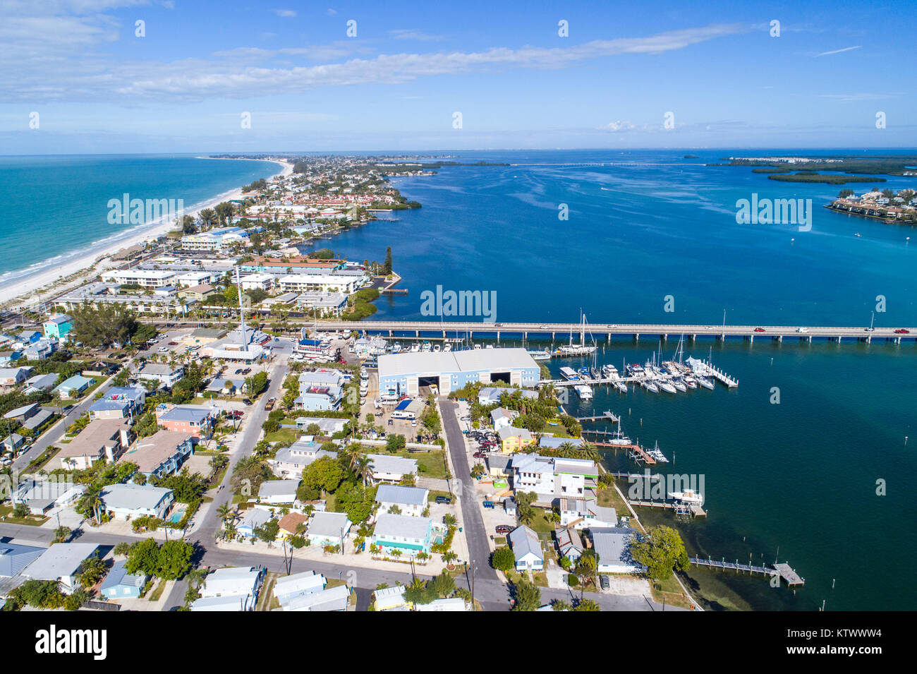 Florida Bradenton Beach, Golfe du Mexique, Anna Maria Sound, Sarasota Bay Estuarine System, Cortez Road Bridge, vue aérienne au-dessus, FL17121474d Banque D'Images