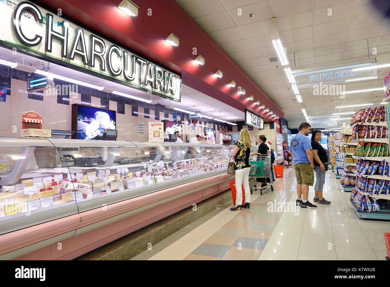 Porto Portugal,Supermercado Froiz,épicerie,supermarché,panneau,portugais,deli,comptoir,adultes femme femme femme femme,client,hispanique latin Banque D'Images