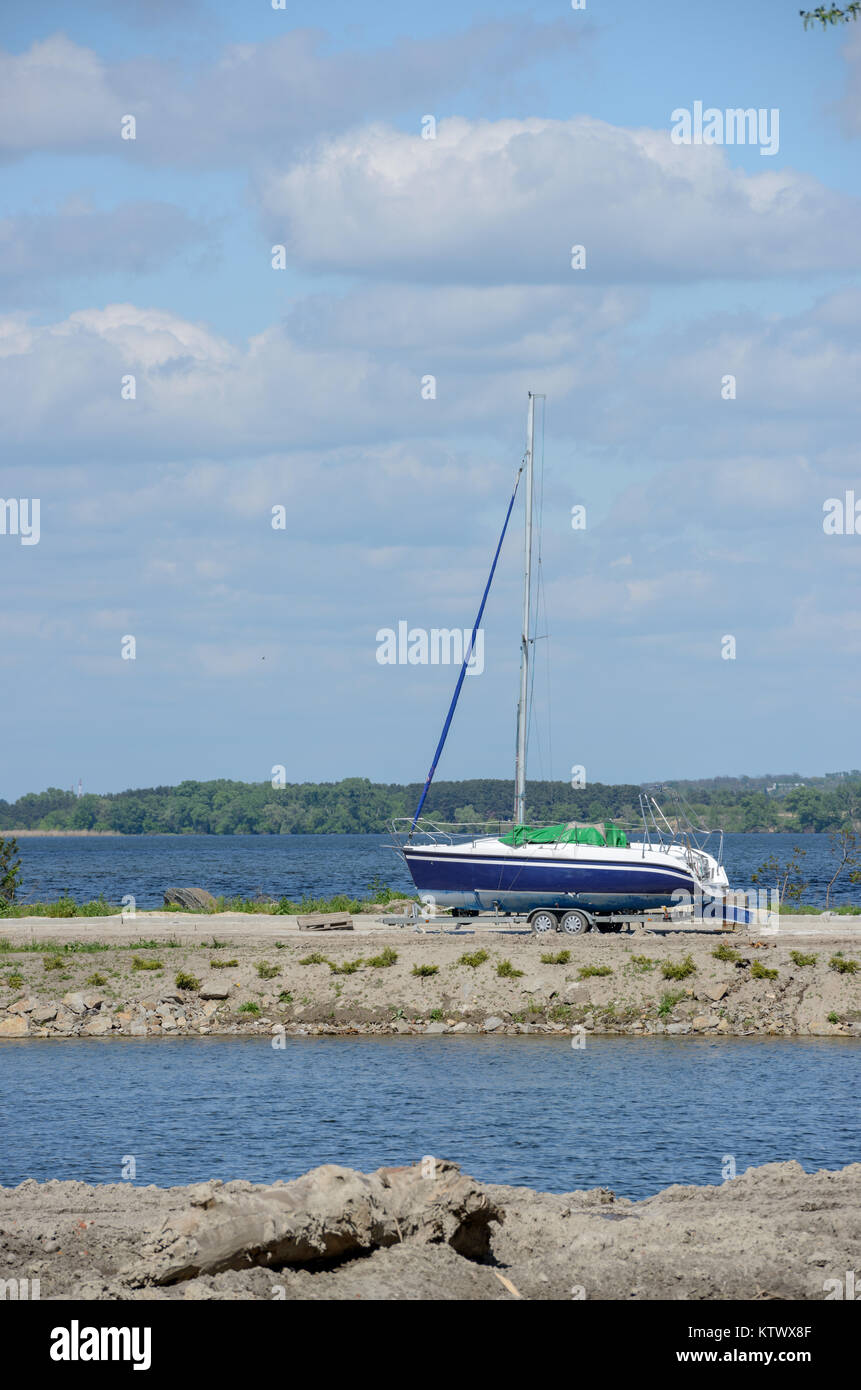 Paysage panoramique sur la rivière avec location chargé sur une remorque sur la route sur spit de terre mis en banque à Dnepropetrovsk, Ukraine. Banque D'Images