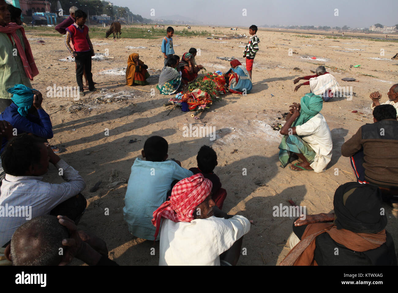 Les parents d'un homme décédé grieve sur son corps avant qu'il soit incinéré à Gaya, Bihar, Inde Banque D'Images