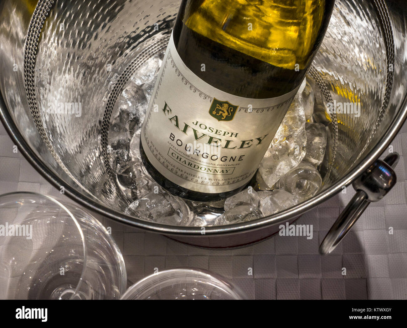 Joseph Faiveley blanc sec Chardonnay Bourgogne bouteille, fermer la vue sur l'étiquette du vin seau glacière avec de la glace, dans la salle de dégustation de vin situation Banque D'Images