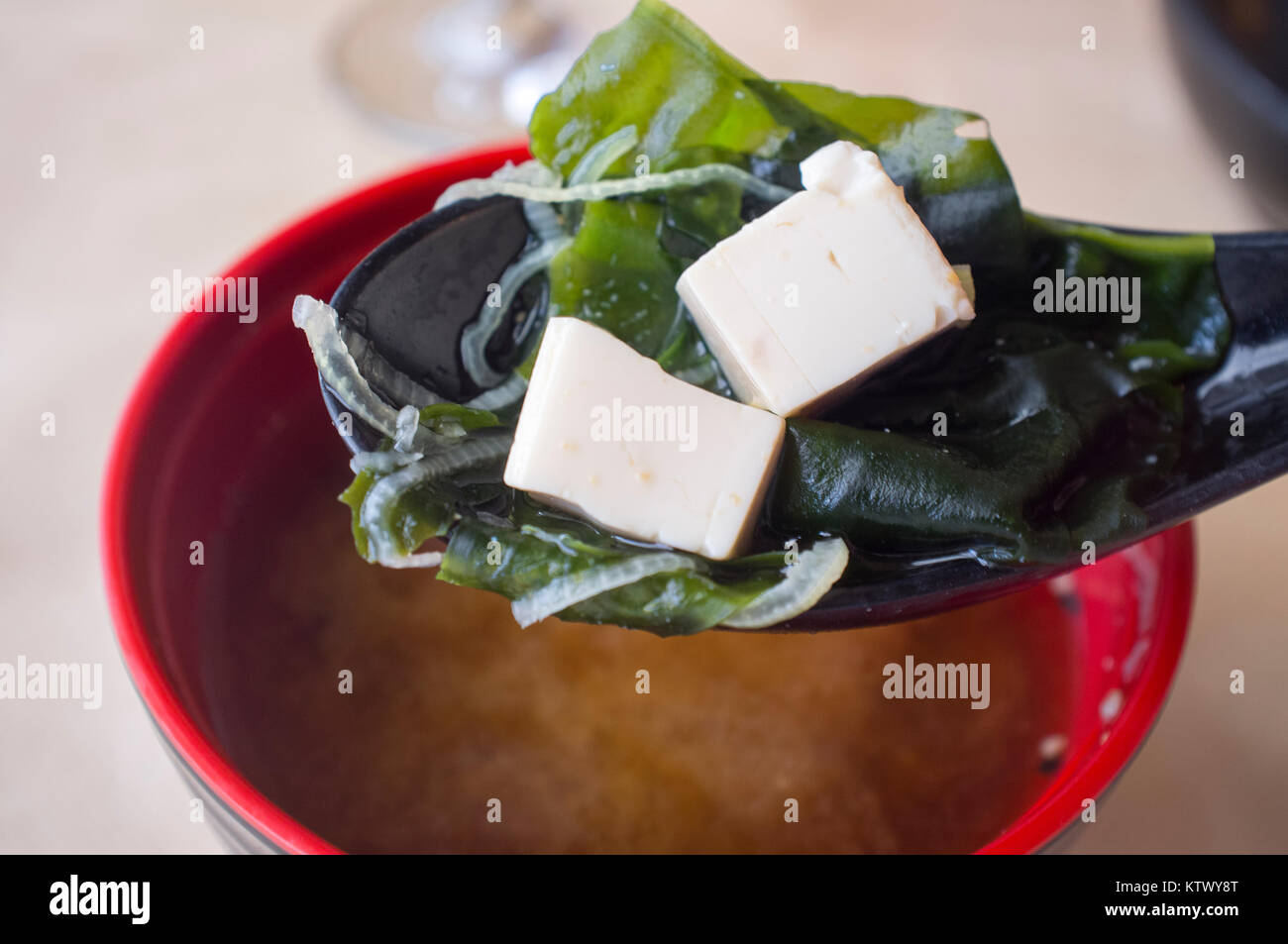 La soupe miso japonaise avec le tofu et les algues. Cuillerée d'argile libre avec deux morceaux de tofu Banque D'Images