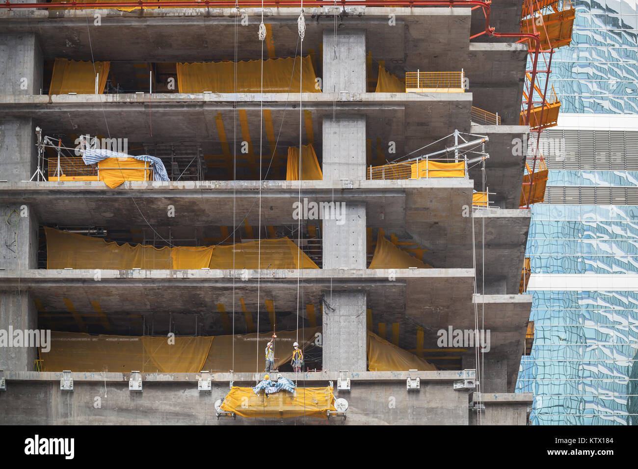 Bâtiment moderne est en cours de construction, des sols en béton. Les travailleurs chinois sont sur la station Banque D'Images