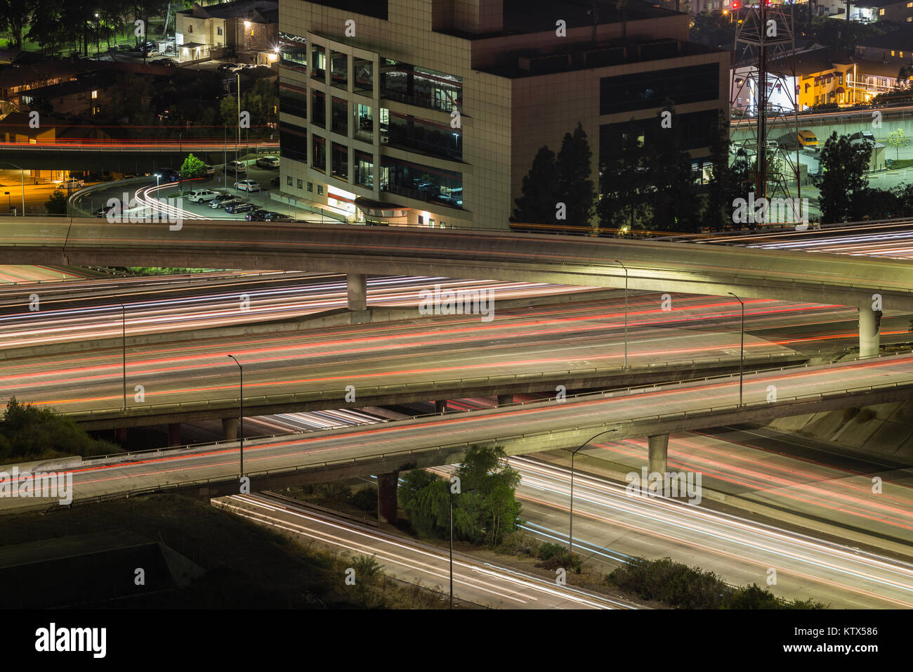 Le trafic de nuit à la Ventura 134 et Glendale 2 échangeur autoroutier à Los Angeles, Californie. Banque D'Images