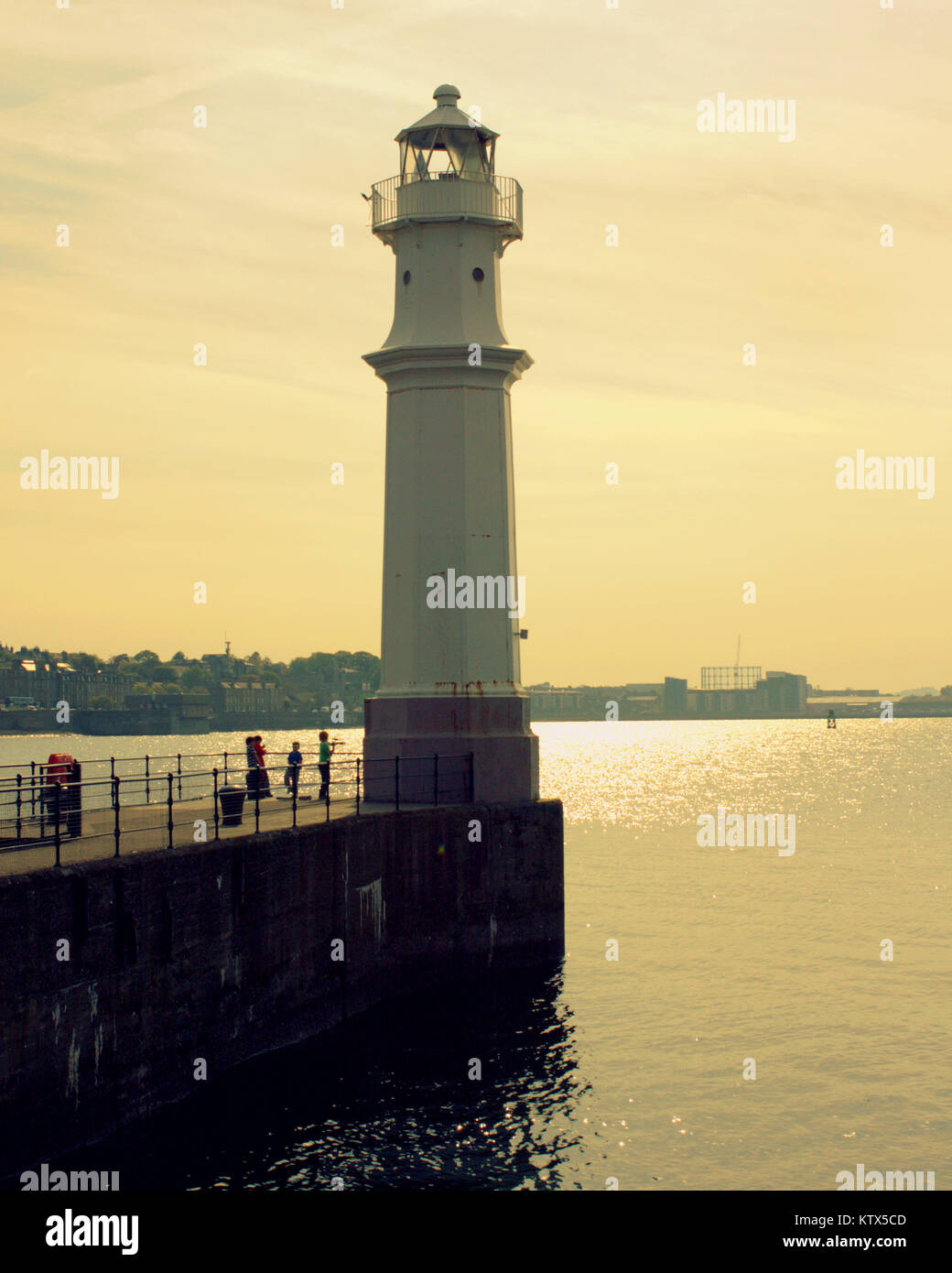 Phare de Newhaven ,Western Harbour, Leith, Edinburgh, Royaume-Uni scène quotidienne coucher du soleil lumineux ensoleillé Banque D'Images