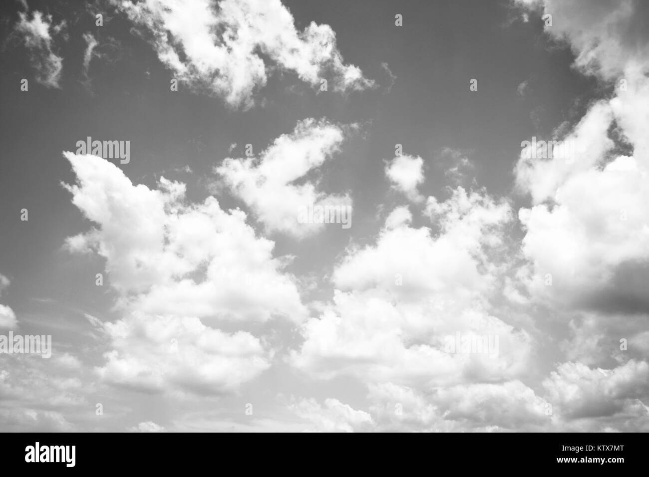 Beau ciel d'été avec les nuages - Noir et Blanc Banque D'Images