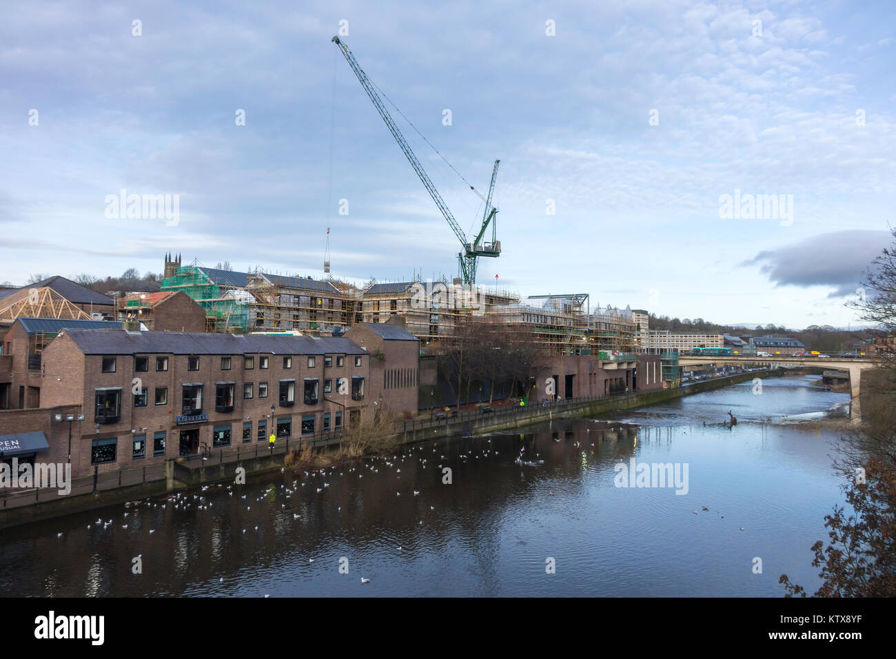 Vue de Framwellgate Bridge sur la rivière l'usure dans le centre-ville de Durham vers Milburngate le réaménagement de la rivière avec un hébergement de luxe Banque D'Images