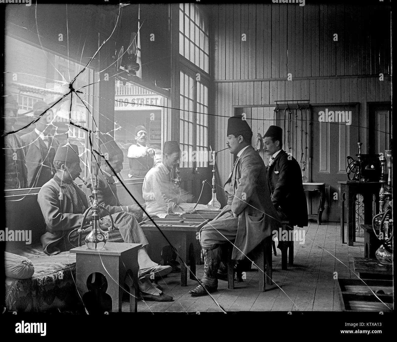 Négatif des éclats de verre d'hommes fumeurs narguilés au California Midwinter International Exposition. Ce monde est juste s'est tenu à San Francisco, Californie du 27 janvier au 5 juillet 1894. À partir de l'image caméra original négatif sur verre. Banque D'Images