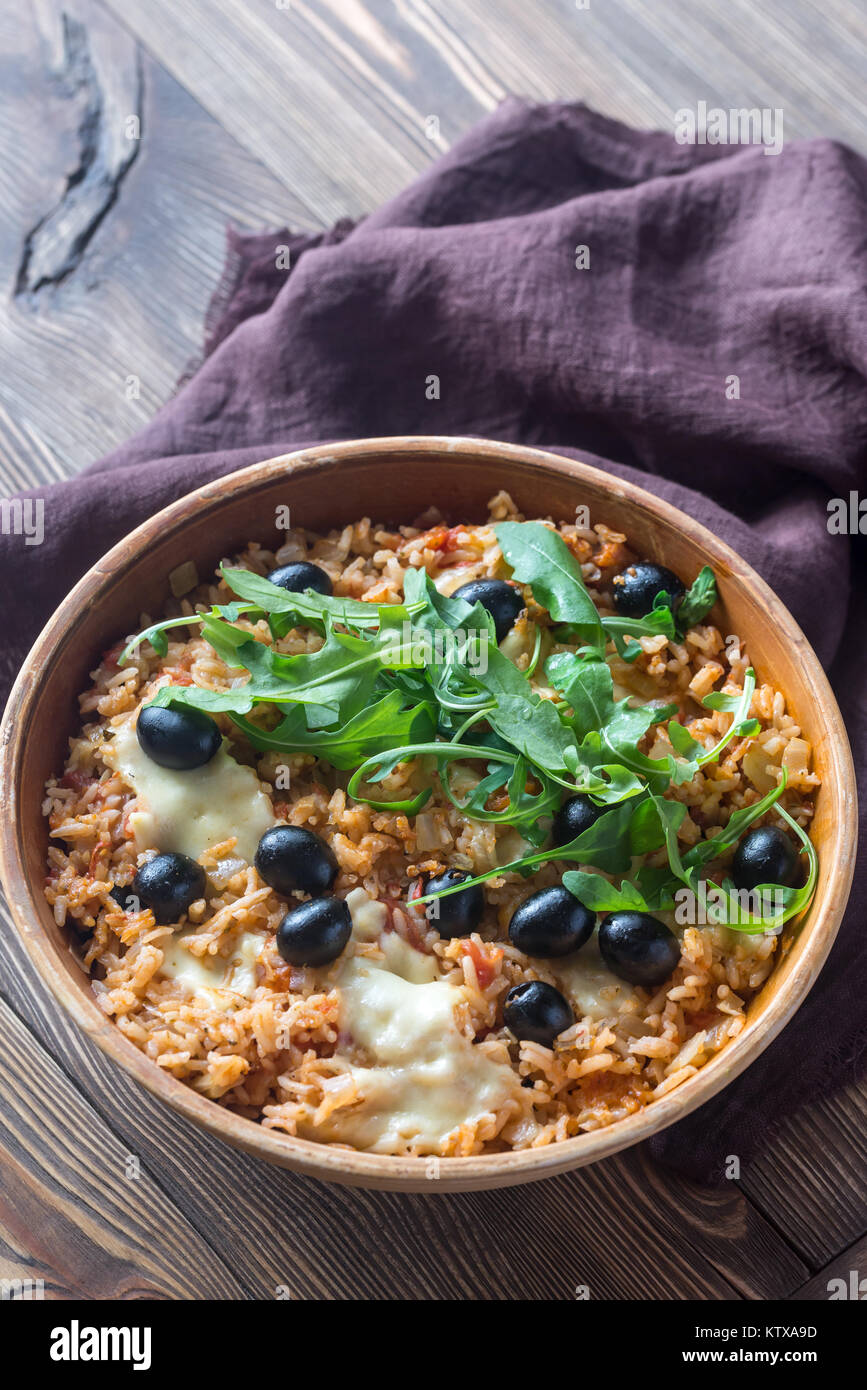 Bol de tomate, olive et riz à la mozzarella Banque D'Images