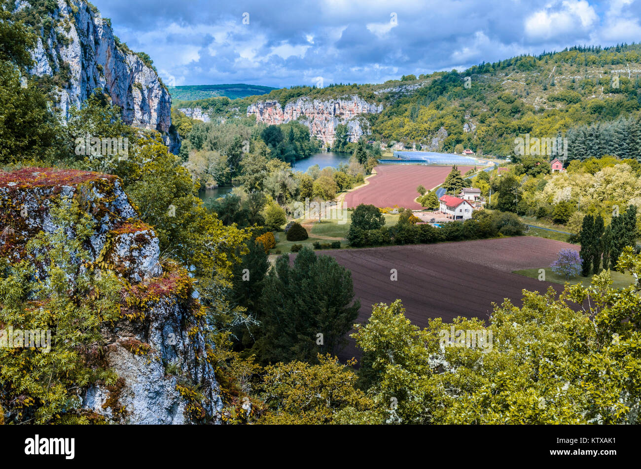 Périphérie de St Cirq Lapopie lot lit de rivière vous pouvez voir les montagnes calcaires et les semis ordonnée qui accompagne l'église dans cette région Banque D'Images