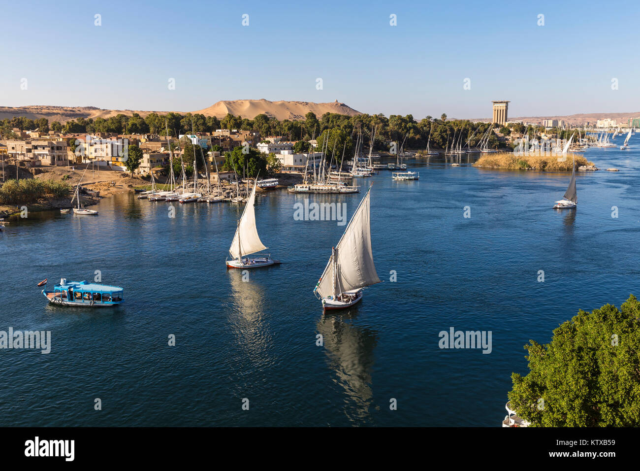 Vue sur le Nil et sur l'île Eléphantine Village nubien, Aswan, Égypte, l'Égypte, l'Afrique du Nord, Afrique Banque D'Images