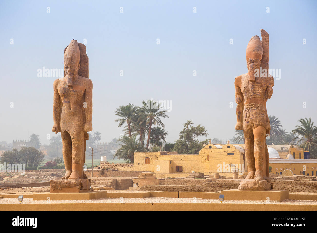 Les colosses d'Aménophis III à la porte du temple d'Amenhotep III, l'UNESCO World Heritage Site, Cisjordanie, Luxor, Egypte, Afrique du Nord, une Banque D'Images