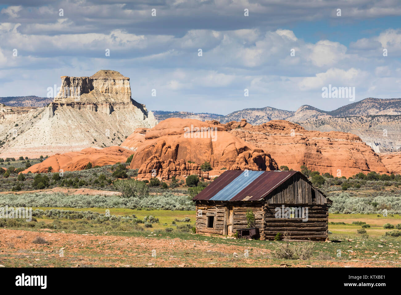 Grès de Red Rock et vieux chalet juste en dehors de Kodachrome Basin State Park, Utah, États-Unis d'Amérique, Amérique du Nord Banque D'Images