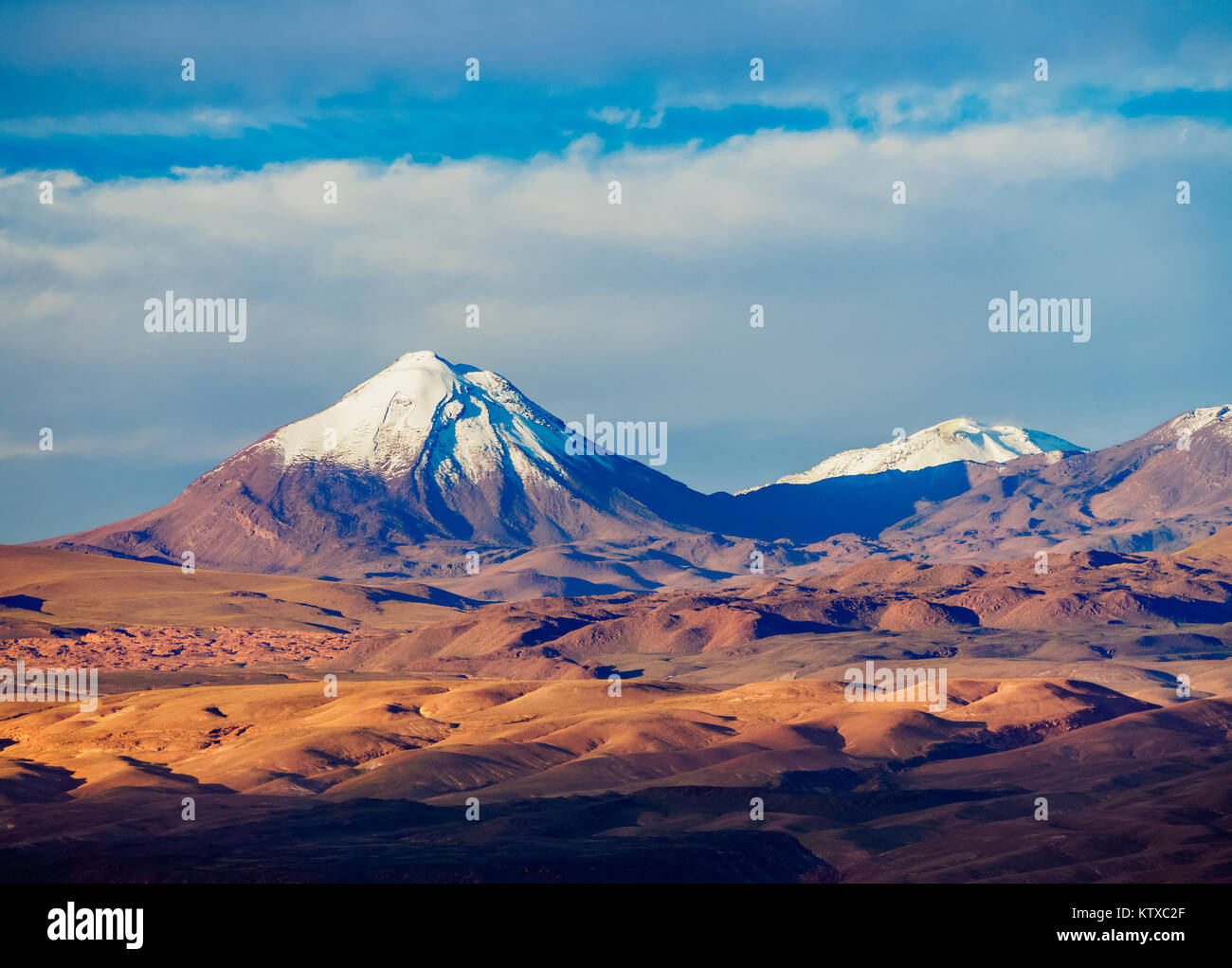 Vue sur le désert d'Atacama vers le Cerro Colorado, San Pedro de Atacama, région d'Antofagasta, Chili, Amérique du Sud Banque D'Images