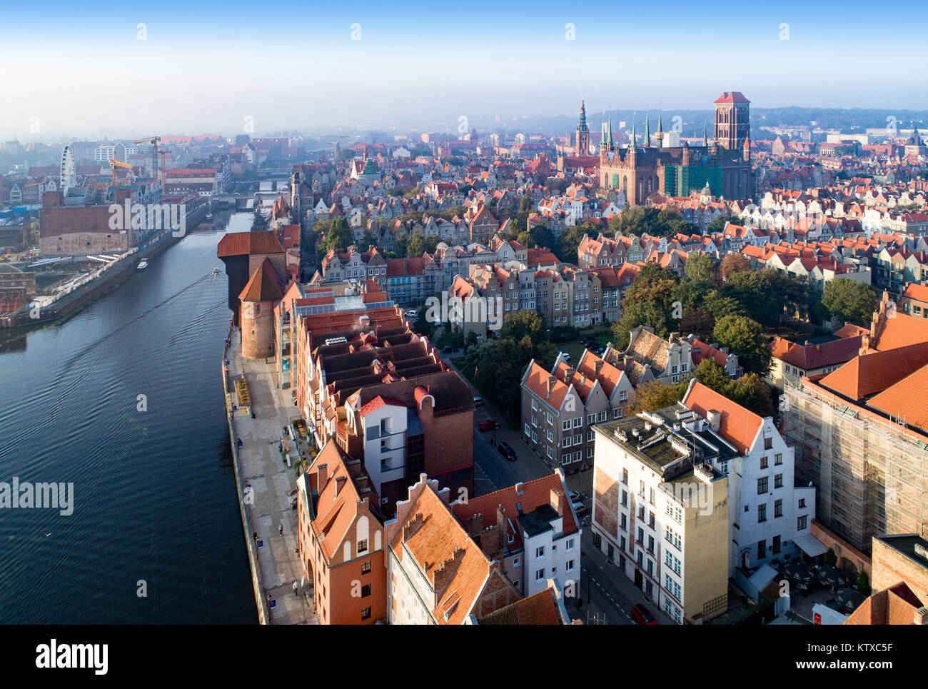 Vieille ville de Gdansk en Pologne. Skyline avec la plus ancienne grue du port médiéval (Zuraw) en Europe, l'église St Mary, Tour de Ville, Rivière Motlawa et des ponts. Banque D'Images