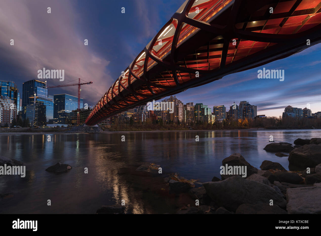 La ville de Calgary avec pont de la Paix, Calgary, Alberta, Canada, Amérique du Nord Banque D'Images