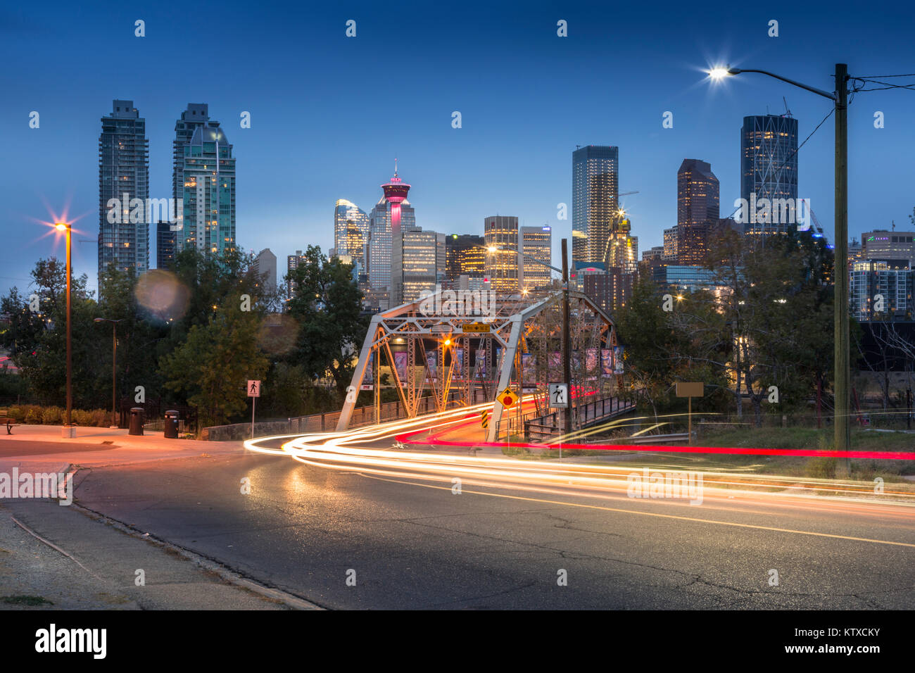 Les feux de piste de voiture par Macdonal Avenue Bridge et le centre-ville au crépuscule, Calgary, Alberta, Canada, Amérique du Nord Banque D'Images