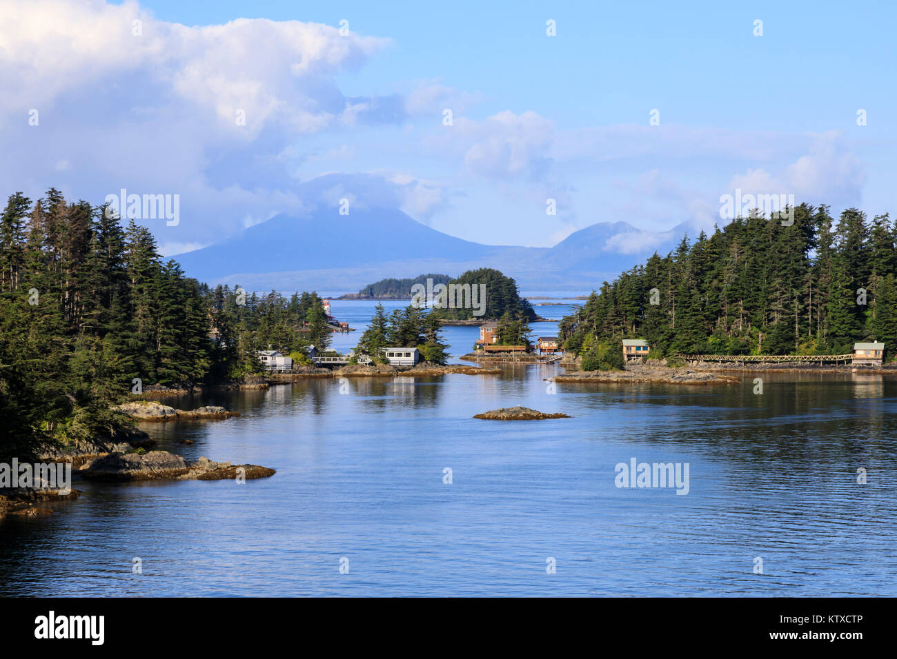 Les maisons en bois sur les petites îles boisées, de compensation brume matinale, la baie Sitka, Sitka, le nord de l'enclave, le sud-est de l'Alaska, États-Unis d'Amérique, N Banque D'Images