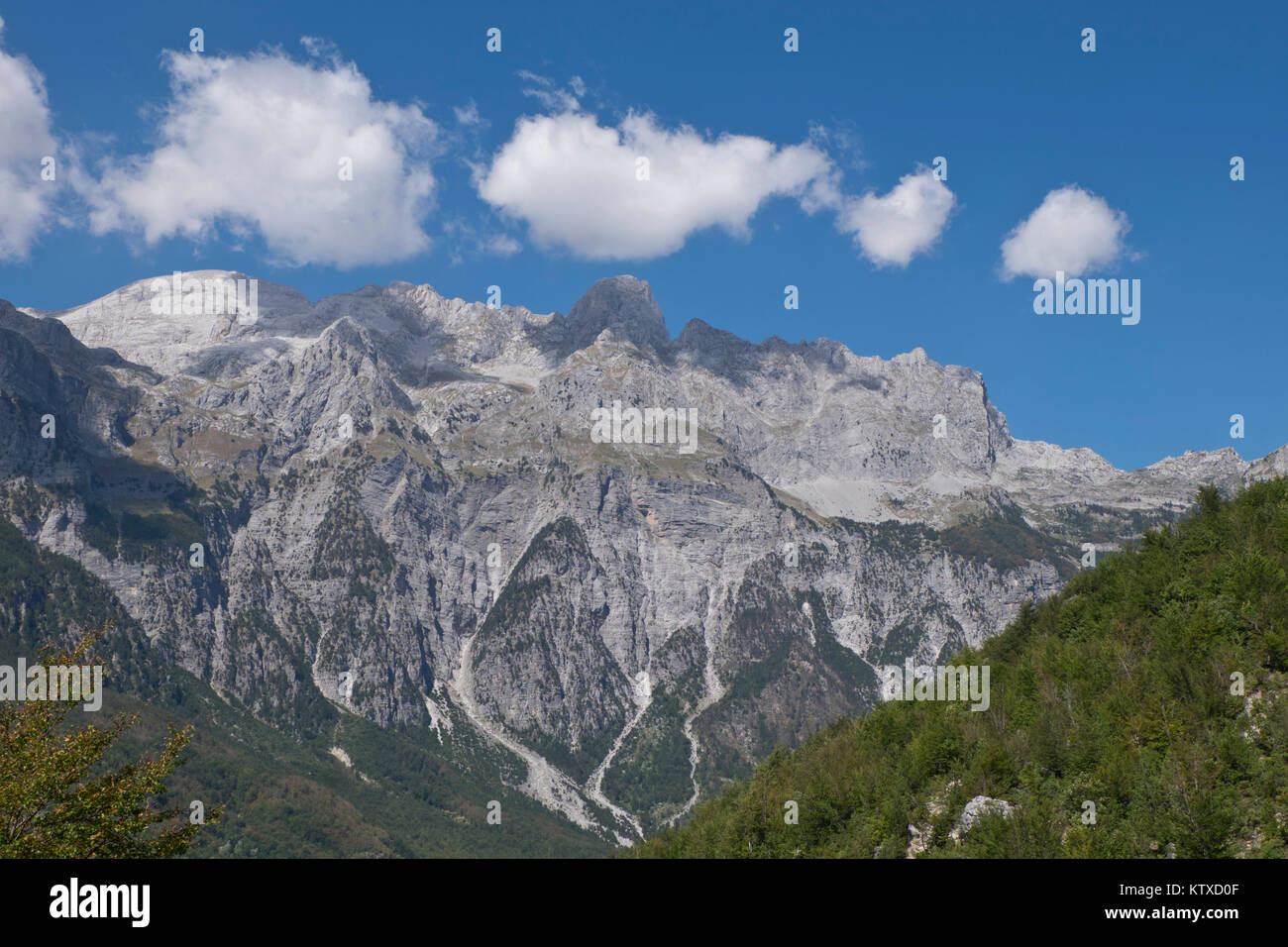 Vue de l'Alpes albanaise près de Thethi, sur la péninsule des Balkans de l'ouest, dans le nord de l'Albanie, de l'Europe Banque D'Images